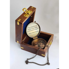 Boussole gravée antique avec chaîne et boîte en bois pour cadeau CW