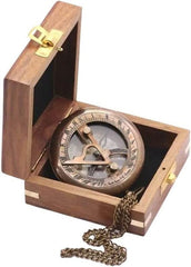 Brújula con reloj de sol con cita grabada y caja de madera SC44