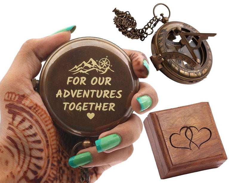 Brújula con reloj de sol con cita grabada para nuestra aventura, caja de madera con dos corazones SBC40 