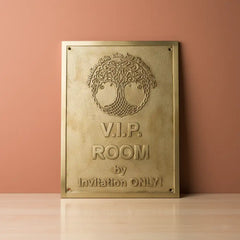 Personalized brass plaque: Gold plaque with text on a peach background
